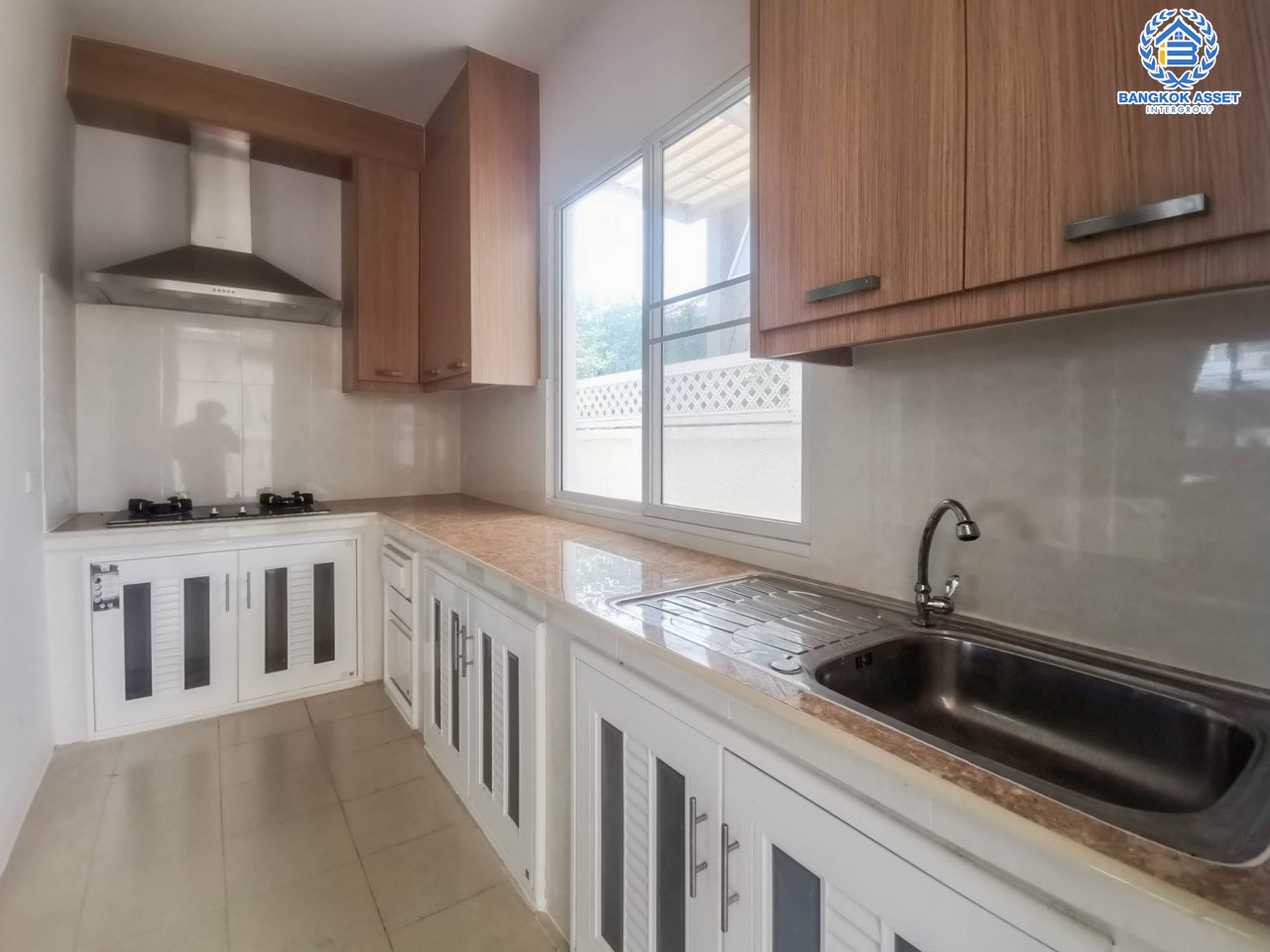 บ้านเดี่ยวมือสองย่านนนทบุรี ม.ชวนชมพาร์ค2 บางกรวย-ไทรน้อย หลังมุม เนื้อที่มากถึง 79.3 ตร.ว. ฟังก์ชัน 4 ห้องนอน 3 ห้องน้ำ 2 ที่จอดรถ บนทำเลเยี่ยม ใกล้เซ็นทรัลเวสต์เกต และรถไฟฟ้าสายสีม่วง "สถานีคลองบางไผ่"